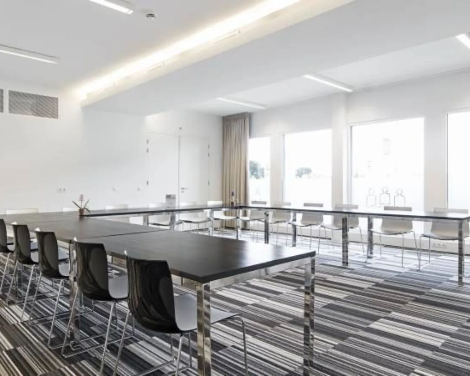 Moderne, lichte kantoorruimte te huur boven de Wolfskuil met vergadertafels en strak interieur.