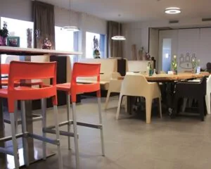 Moderne kantoorruimte met kleurrijke stoelen en houten vergadertafels in Boven de Wolfskuil.