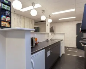 Kleine kantoorpantry met moderne keukenfaciliteiten aan de Droogdokstraat 1-3.