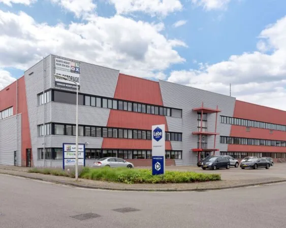 Modern bedrijfspand aan de Droogdokstraat 1 met kantoorruimte te huur en parkeergelegenheid voor de deur.