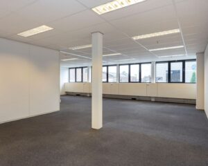 Lichte, open kantoorruimte met systeemplafond en grote ramen aan de Droogdokstraat 1-6.