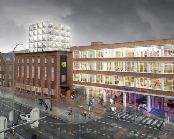 Kantoorpand aan de Haarlemmerstraatweg 13-1 met moderne glazen opbouw en bedrijvigheid op straatniveau.