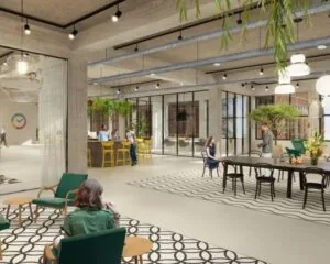 Moderne en open kantoorruimte aan de Haarlemmerstraatweg 13 met flexibele werkplekken, zithoeken en een bar met gele krukken.