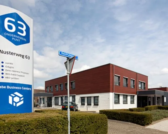 Moderne kantoorruimte aan de Nusterweg 63 met duidelijk zichtbaar bedrijfsverzamelgebouw en parkeerplaatsen.
