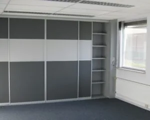 Lichte kantoorruimte met ingebouwde kast en raam aan de Nusterweg 63.