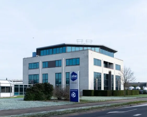 Modern kantoorgebouw aan de Parlevinkerweg 1, onderdeel van Lebe Business Centers.