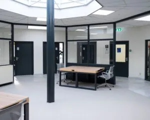 Moderne kantoorruimte met bureaus en stoelen aan de Parlevinkerweg 1-4.