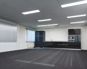 Moderne, lege kantoorruimte met keukenblok aan de Parlevinkerweg 1-5.