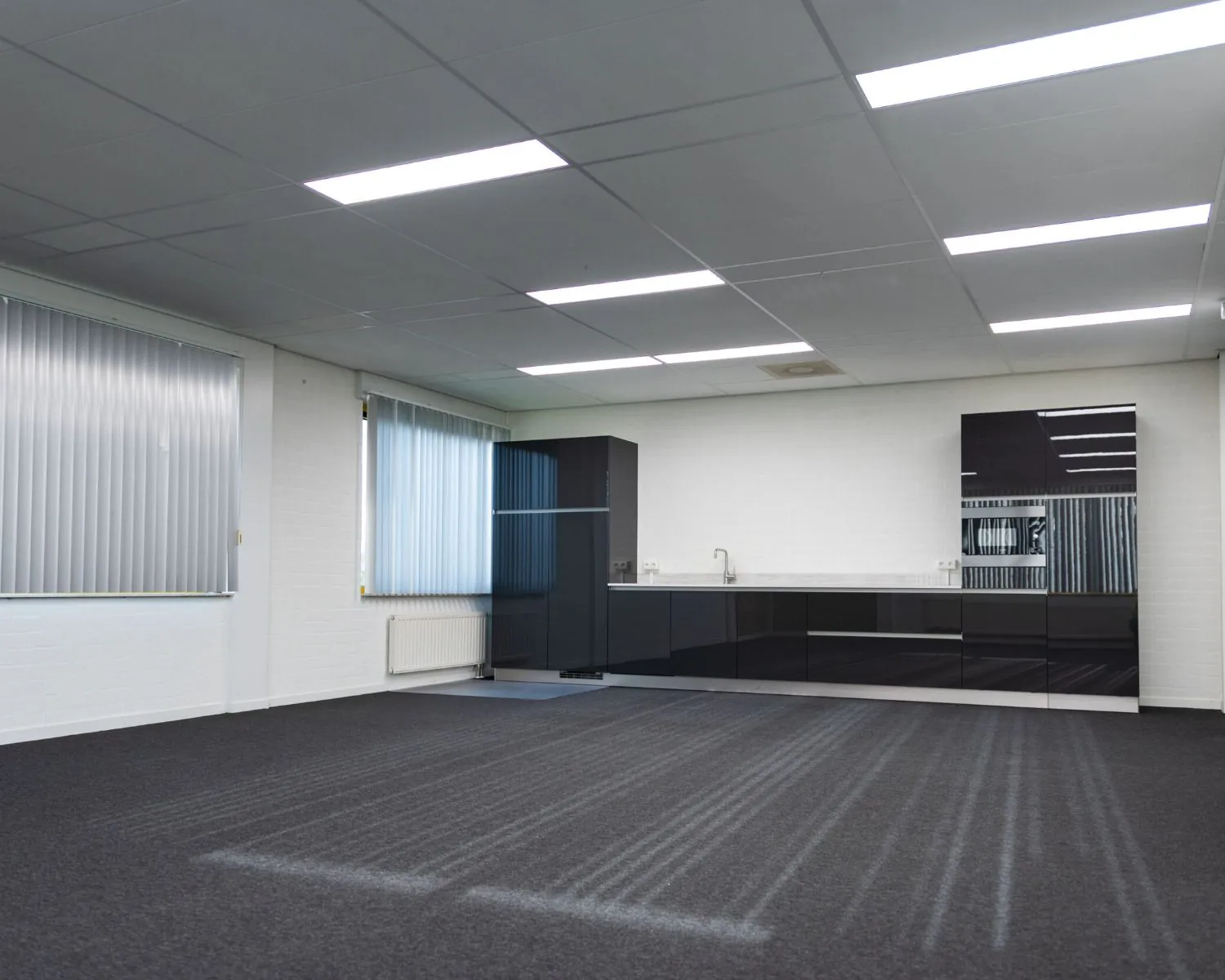 Moderne, lege kantoorruimte met keukenblok aan de Parlevinkerweg 1-5.