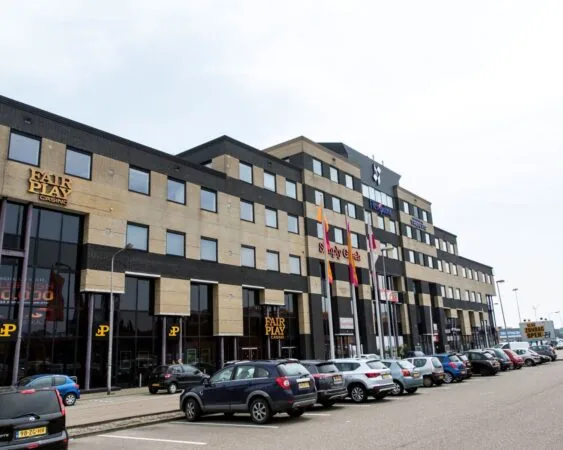 Kantoorgebouw aan de Roda J.C. Ring 99-A met parkeergelegenheid en onder andere Fair Play Casino en verschillende bedrijven.