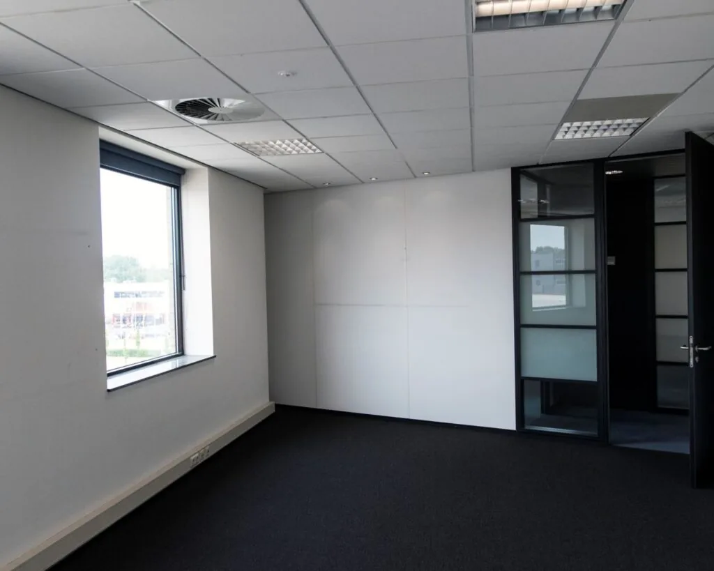 Leegstaand kantoor met raam en glazen deur in het kantoorgebouw aan de Roda J.C. Ring 99 A.