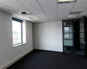 Leegstaand kantoor met raam en glazen deur in het kantoorgebouw aan de Roda J.C. Ring 99 A.