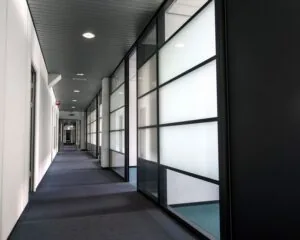 Moderne kantoorruimte met glazen wanden en een lange gang aan de Roda J.C. Ring 99 A-3.