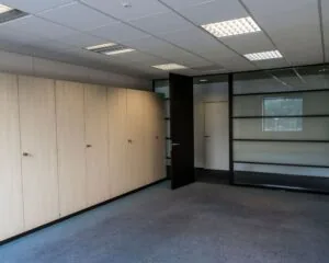 Leegstaand kantoor met inbouwkasten en glazen scheidingswand aan de Roda J.C. Ring 99 A4.