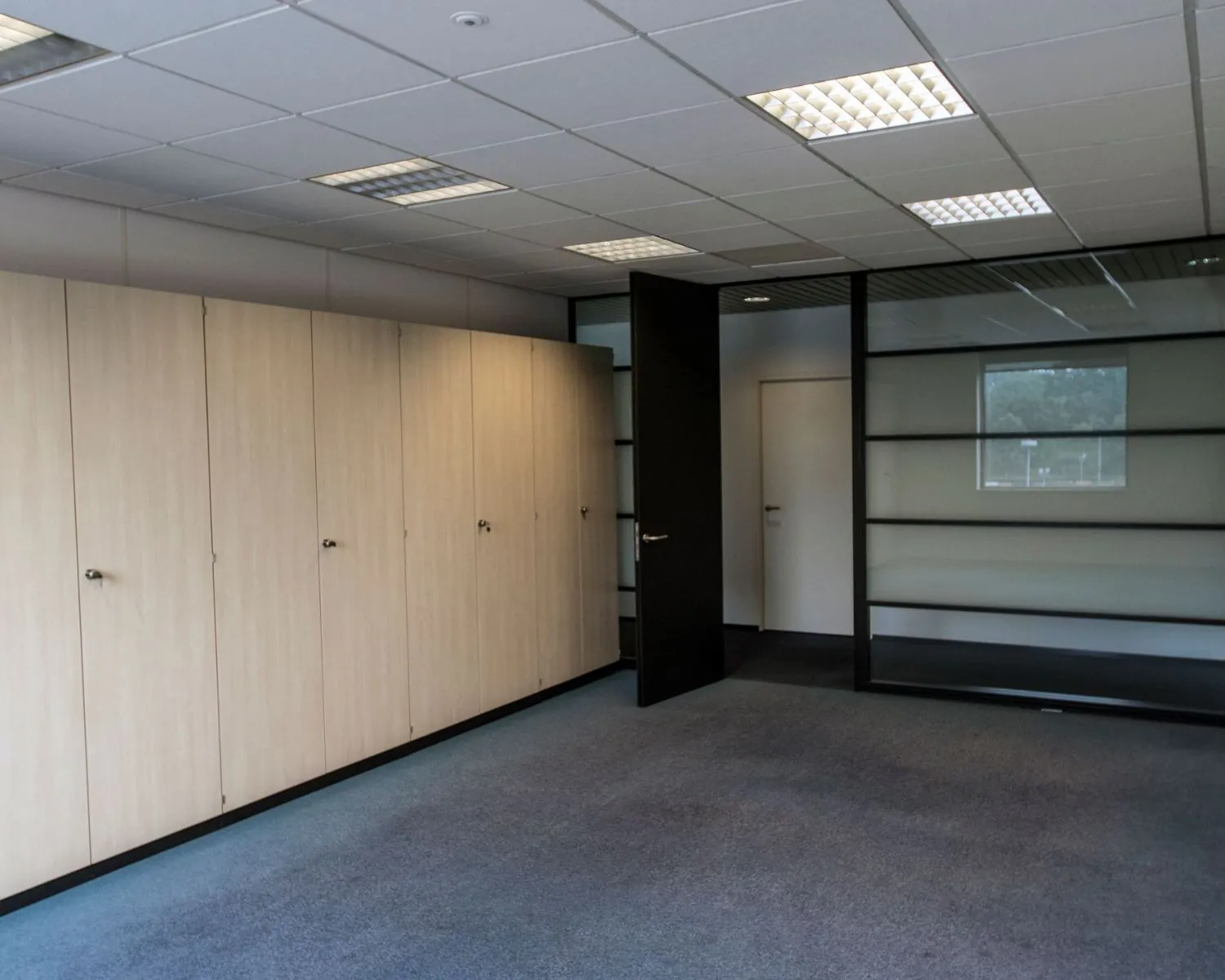 Leegstaand kantoor met inbouwkasten en glazen scheidingswand aan de Roda J.C. Ring 99 A4.