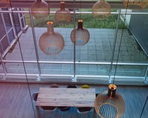 Vergaderruimte met houten tafel, designstoelen en moderne hanglampen in kantoorruimte Snellius 1-3.