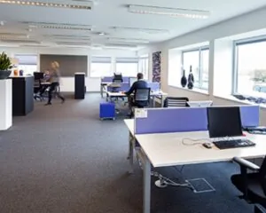 Moderne kantoorruimte met werkplekken en grote ramen aan de Transportlaan 30.