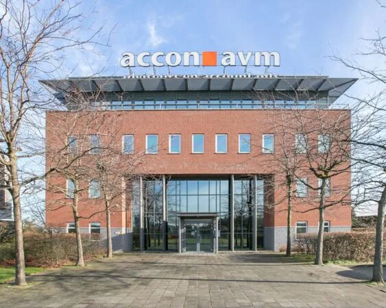 Vooraanzicht van het moderne kantoorpand aan de Venrayseweg 180 met het logo van Accon AVM op het dak.