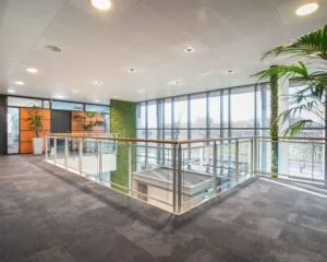 Moderne kantoorruimte met veel glas, planten en uitzicht op de omgeving aan de Venrayseweg 180.