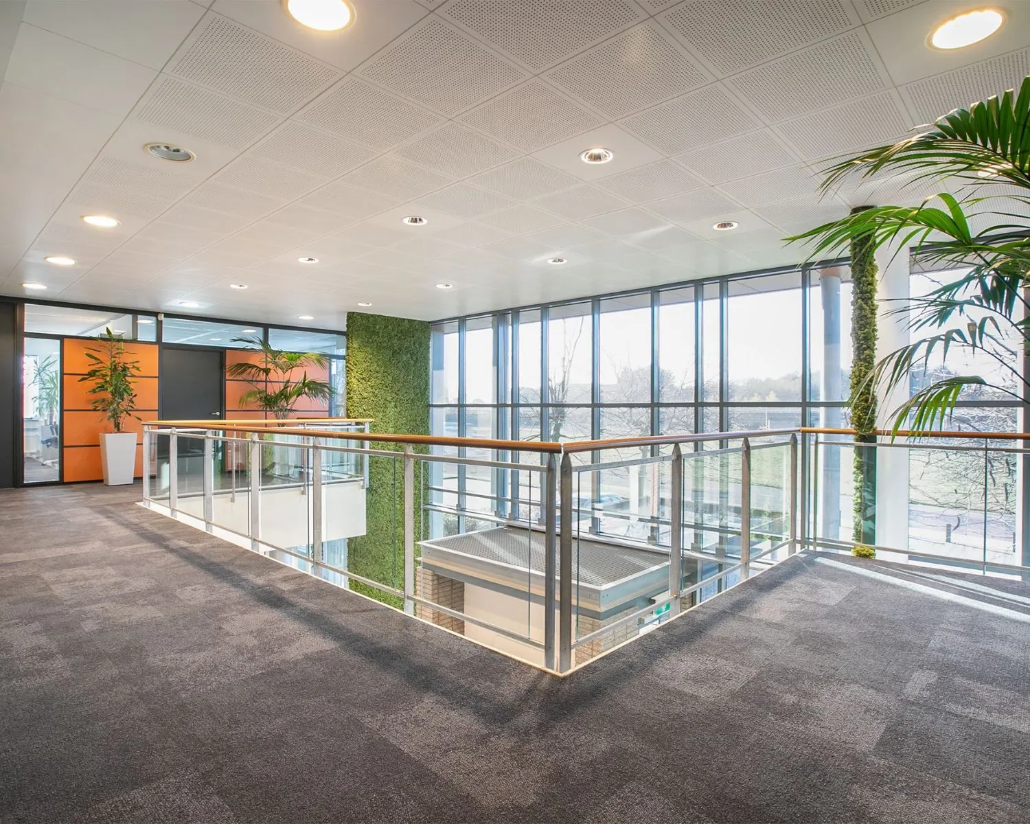 Moderne kantoorruimte met veel glas, planten en uitzicht op de omgeving aan de Venrayseweg 180.
