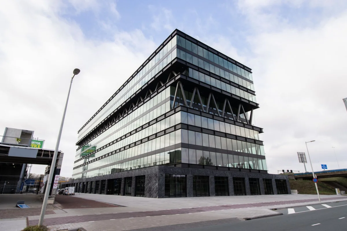 Modern kantoorgebouw met glazen gevel aan de Joan Muyskenweg 28-32 in Amsterdam.