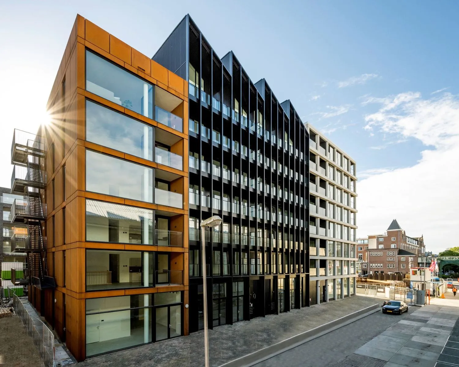 Modern kantoorpand aan de Oostenburgermiddenstraat 123 in Amsterdam met een opvallende gevel van glas, staal en cortenstaal.