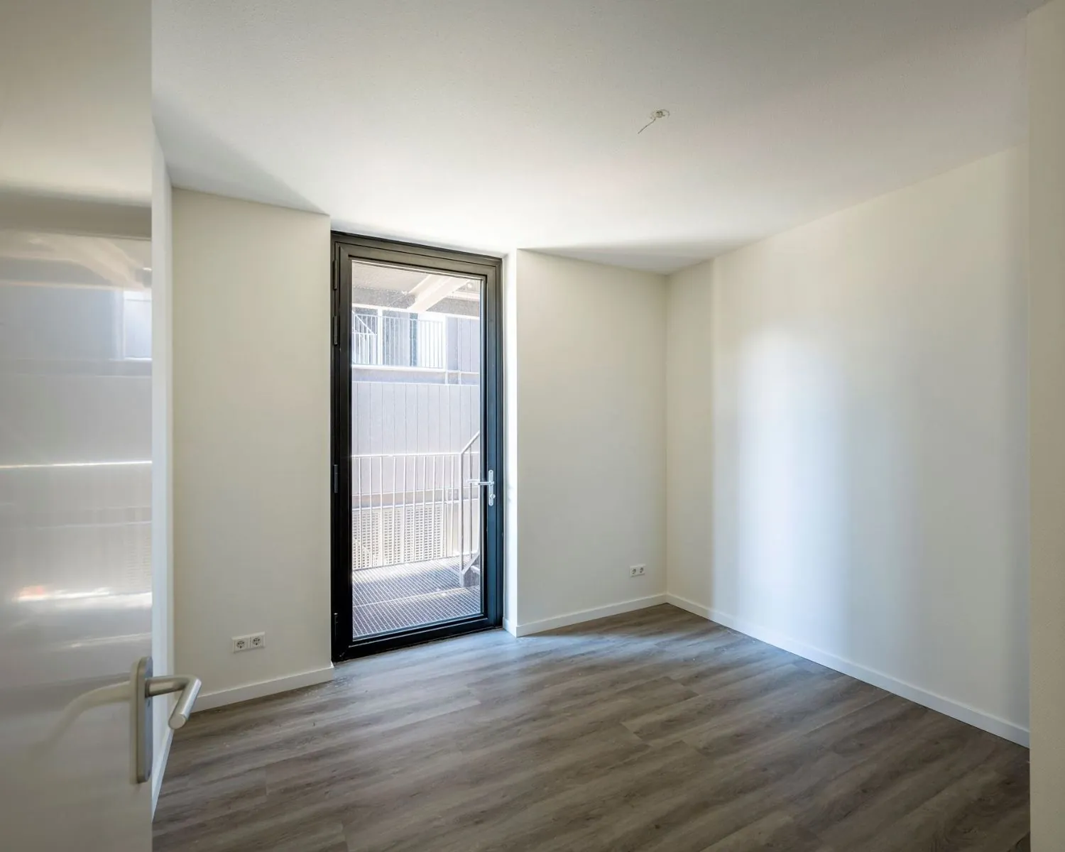 Leeg kantoorruimte met kunststof vloer en glazen deur in kantoorpand aan de Oostenburgermiddenstraat 123 in Amsterdam.