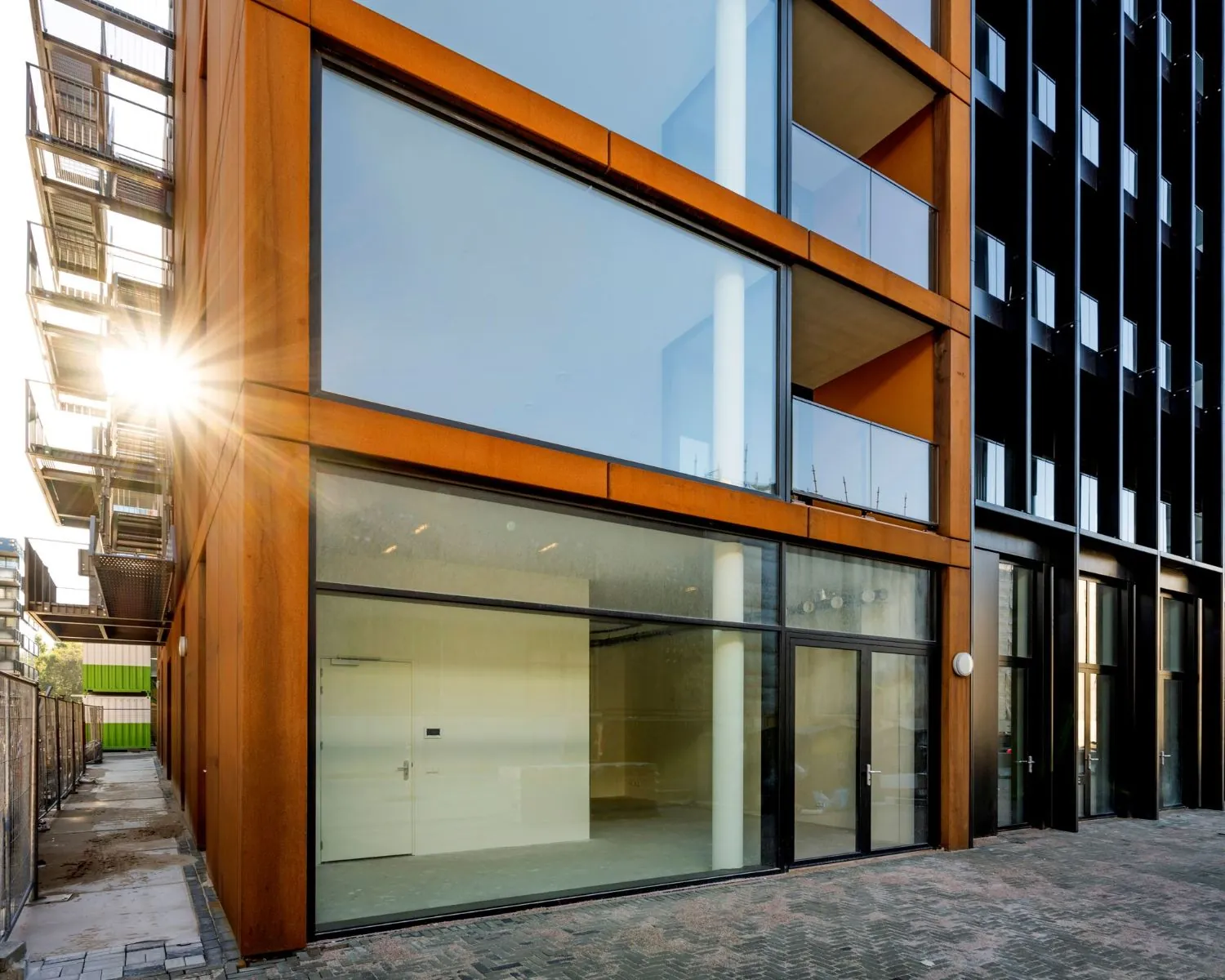 Modern kantoorpand met grote ramen aan de Oostenburgermiddenstraat 123 in Amsterdam, te huur.