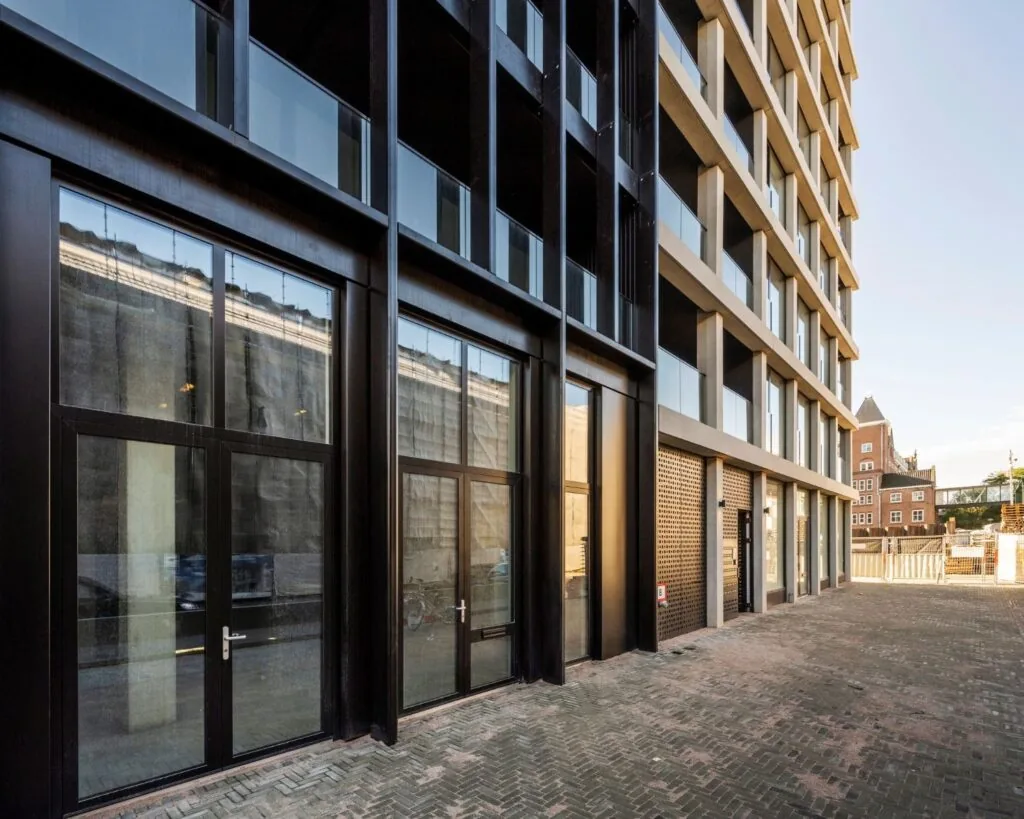 Modern kantoorpand aan de Oostenburgermiddenstraat 123 in Amsterdam met grote raampartijen en een strakke gevel.