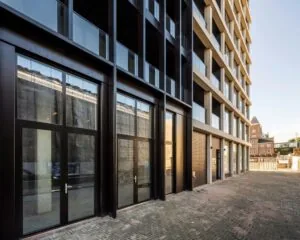 Modern kantoorpand aan de Oostenburgermiddenstraat 123 in Amsterdam met grote raampartijen en een strakke gevel.