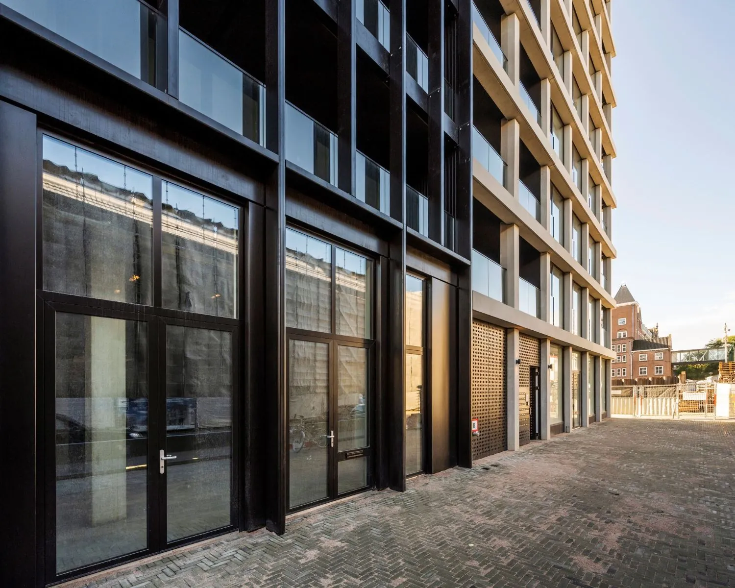 Modern kantoorpand aan de Oostenburgermiddenstraat 123 in Amsterdam met grote raampartijen en een strakke gevel.