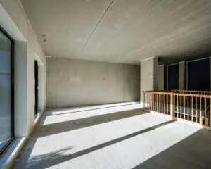 Leeg kantoorpand met betonnen vloer en plafond aan de Oostenburgermiddenstraat 123-5 in Amsterdam.