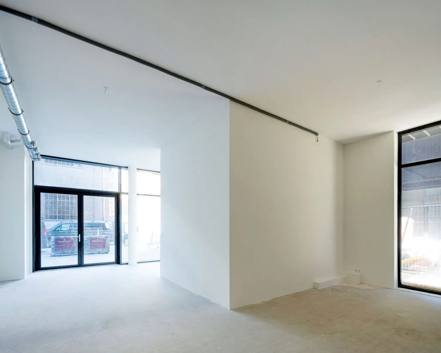 Leeg kantoorpand met grote ramen aan de Oostenburgermiddenstraat in Amsterdam.