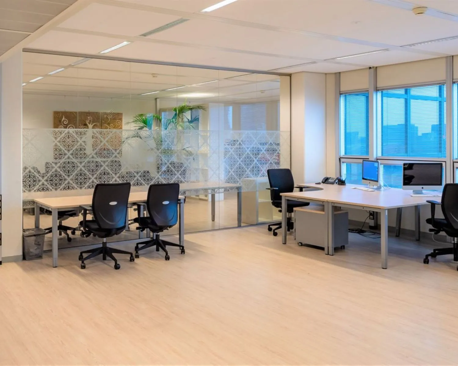 Moderne kantoorruimte aan de Strawinskylaan 819 in Amsterdam Zuidas met glazen wanden, werkplekken en uitzicht op de stad.