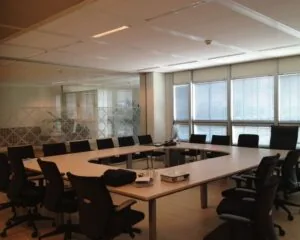 Moderne vergaderruimte met U-vormige tafel en bureaustoelen in een kantoor aan de Strawinskylaan in Zuidas, Amsterdam.