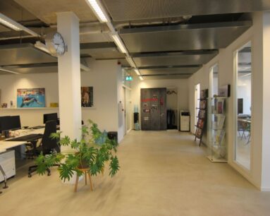 Moderne kantoorruimte aan de Koivistokade 54 in Amsterdam met open werkplekken, lockers en een wachtruimte.