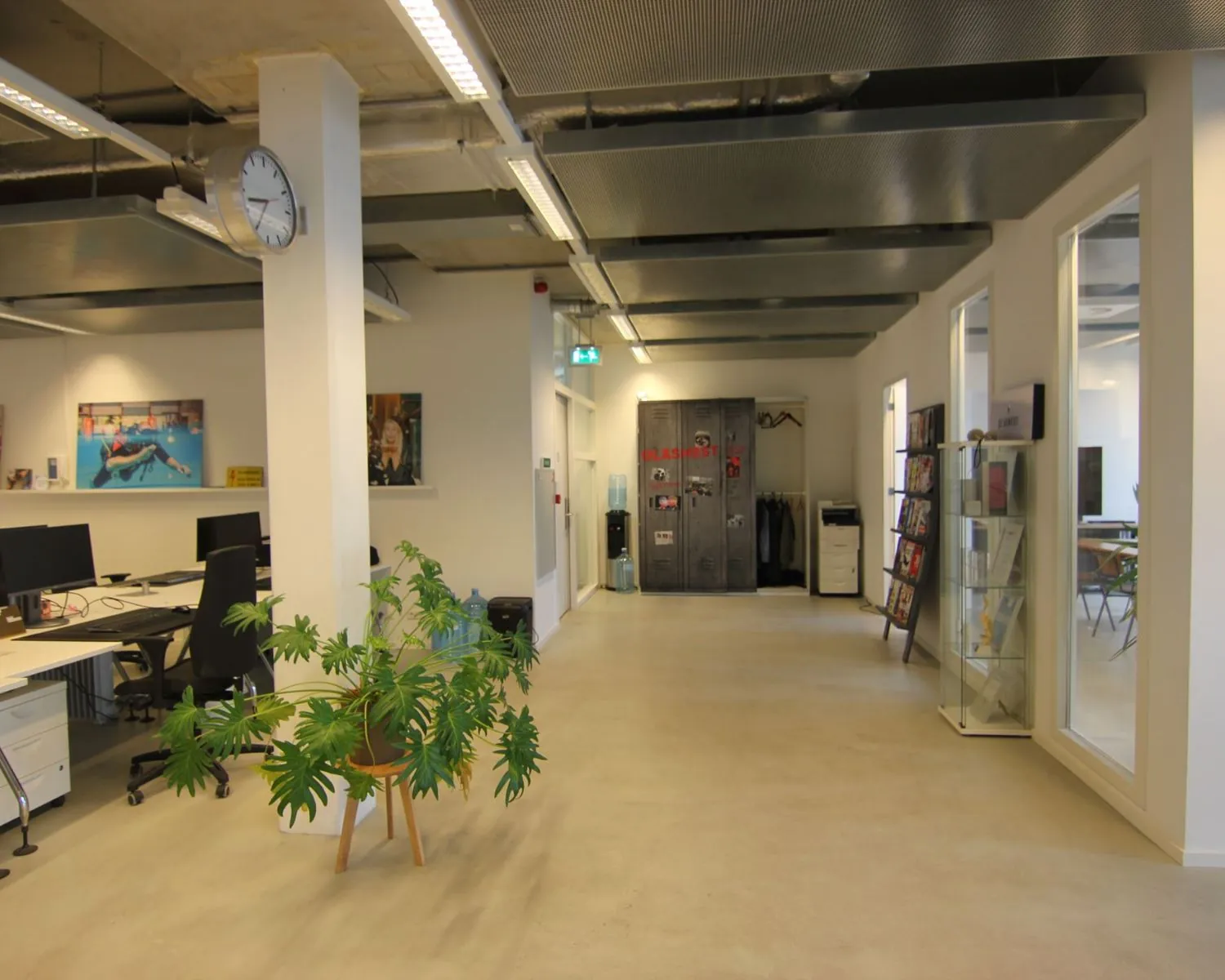 Moderne kantoorruimte aan de Koivistokade 54 in Amsterdam met open werkplekken, lockers en een wachtruimte.