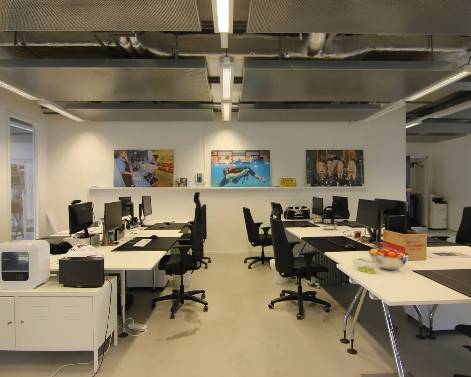 Moderne kantoorruimte aan de Koivistokade 54 in Amsterdam met meerdere werkplekken, computers en wanddecoratie.