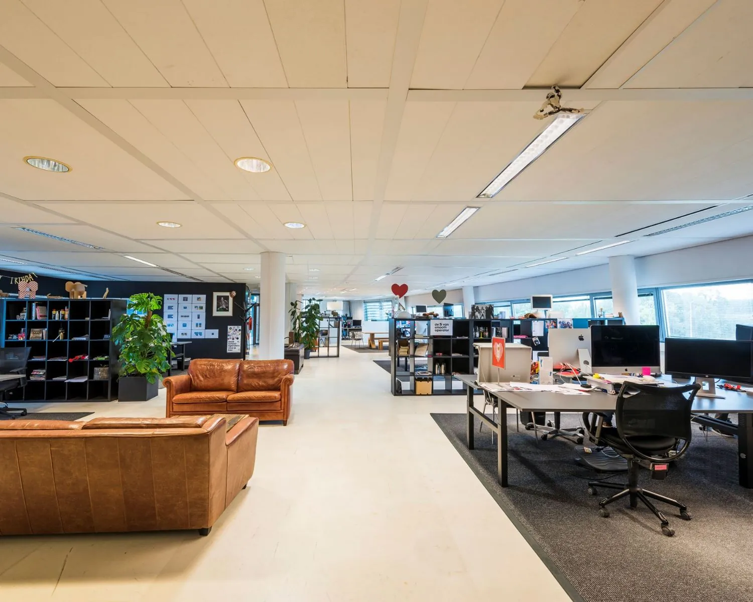 Moderne, open kantoorruimte met werkplekken, zithoek en veel daglicht aan het Stationsplein 416 in Schiphol.