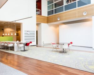 Moderne, lichte kantoorruimte aan de Capellalaan 65 in Hoofddorp met zithoeken, designstoelen en een open inrichting.