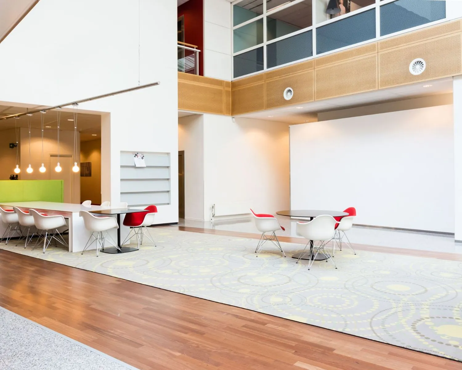 Moderne, lichte kantoorruimte aan de Capellalaan 65 in Hoofddorp met zithoeken, designstoelen en een open inrichting.