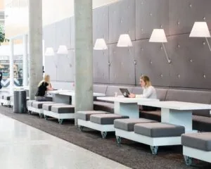 Moderne kantoorruimte met zitgedeelte en werkplekken aan de Capellalaan 65 in Hoofddorp.