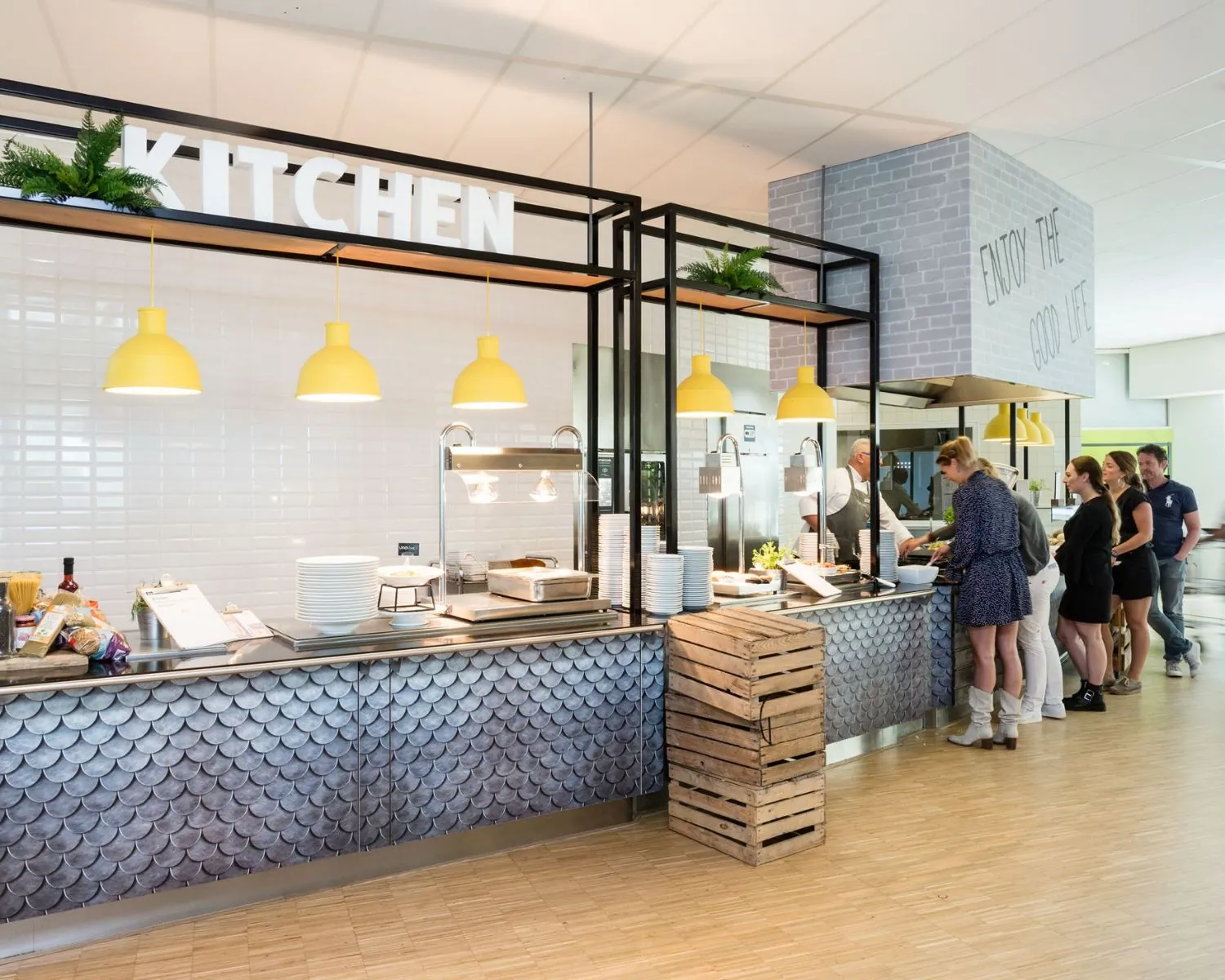Moderne bedrijfskeuken met een buffetopstelling en mensen in de rij bij Capellalaan 65 in Hoofddorp.