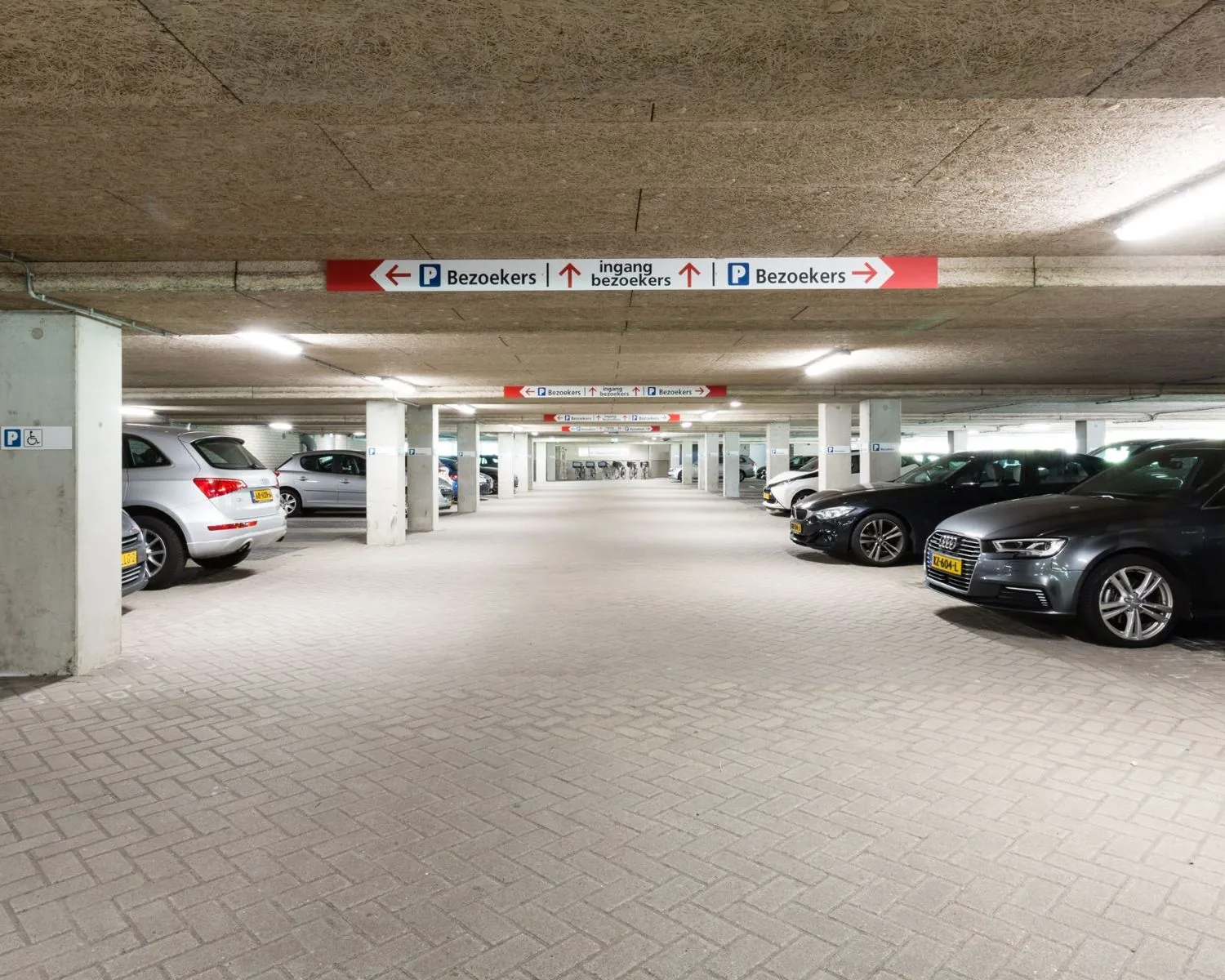 Overdekte parkeergarage met aangegeven bezoekersplaatsen bij Capellalaan 65 in Hoofddorp.