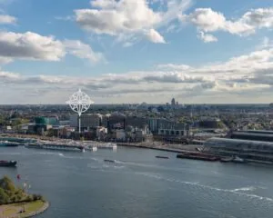 Luchtfoto van De Ruijterkade 139 in Amsterdam met uitzicht op het IJ en de omliggende kantoorpanden.