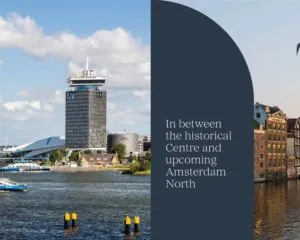 Uitzicht op het IJ met de A’DAM Toren en historische gebouwen aan het water bij de De Ruijterkade 139 in Amsterdam.