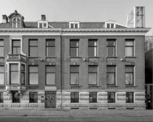Voorgevel van het kantoorpand aan de De Ruijterkade 139 in Amsterdam met klassieke architectuur en symmetrische raampartijen.