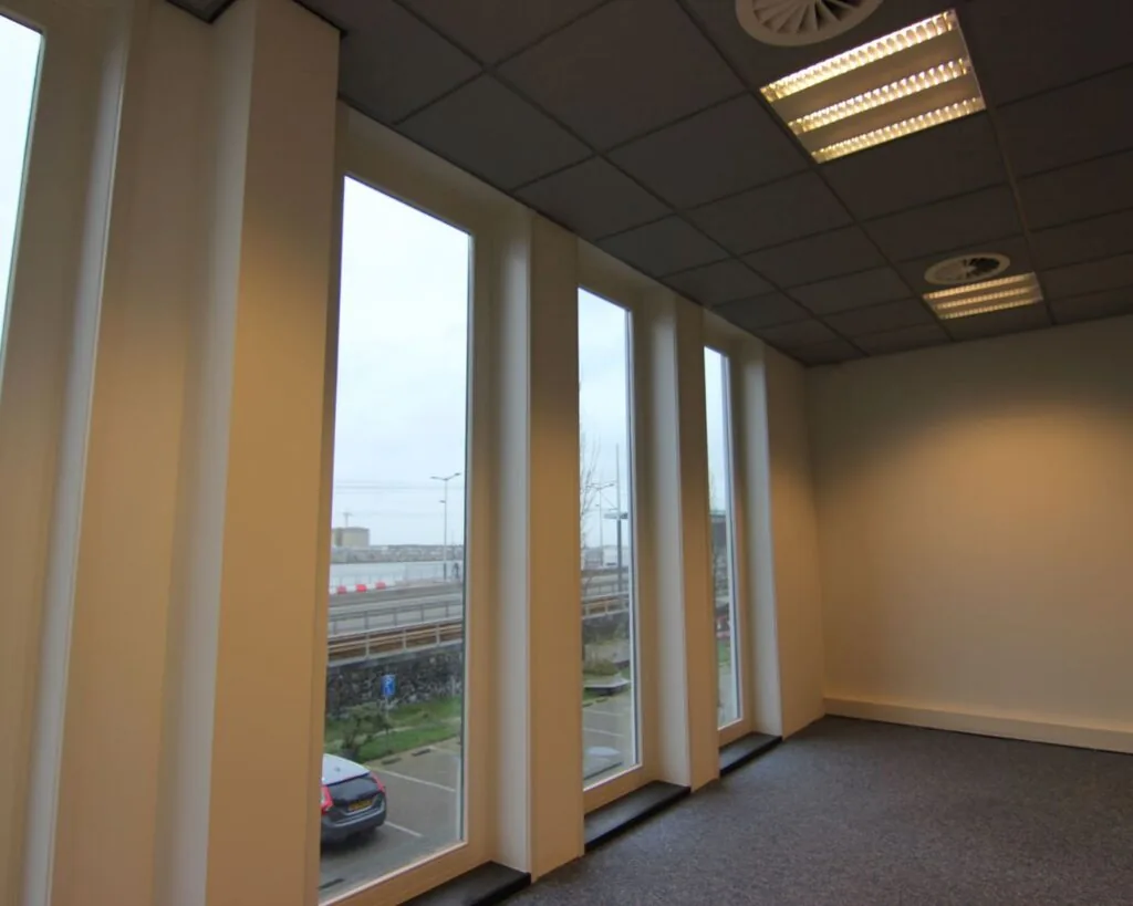 Lege kantoorruimte met grote ramen aan de De Ruijterkade 142 in Amsterdam.