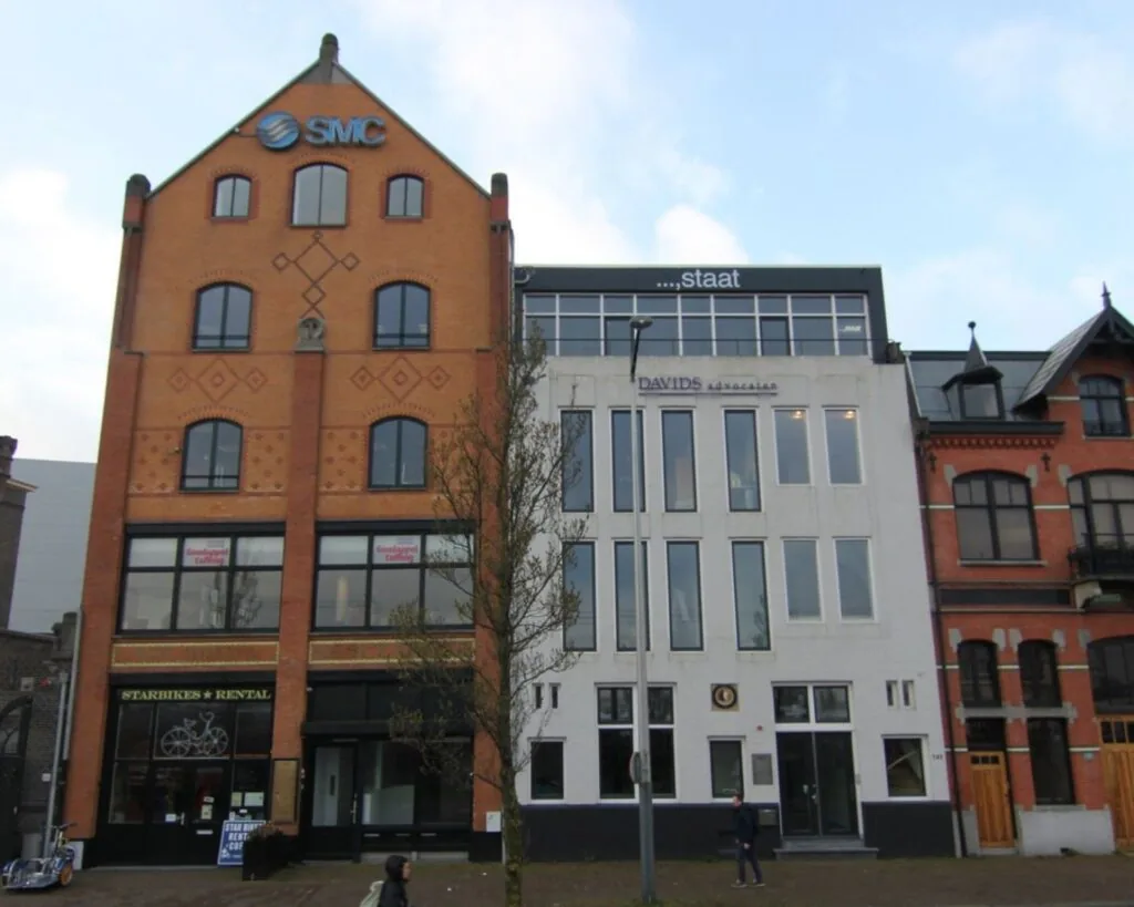 Voorgevel van meerdere kantoorpanden aan de De Ruijterkade in Amsterdam, waaronder het gebouw van SMC en Davids Advocaten.