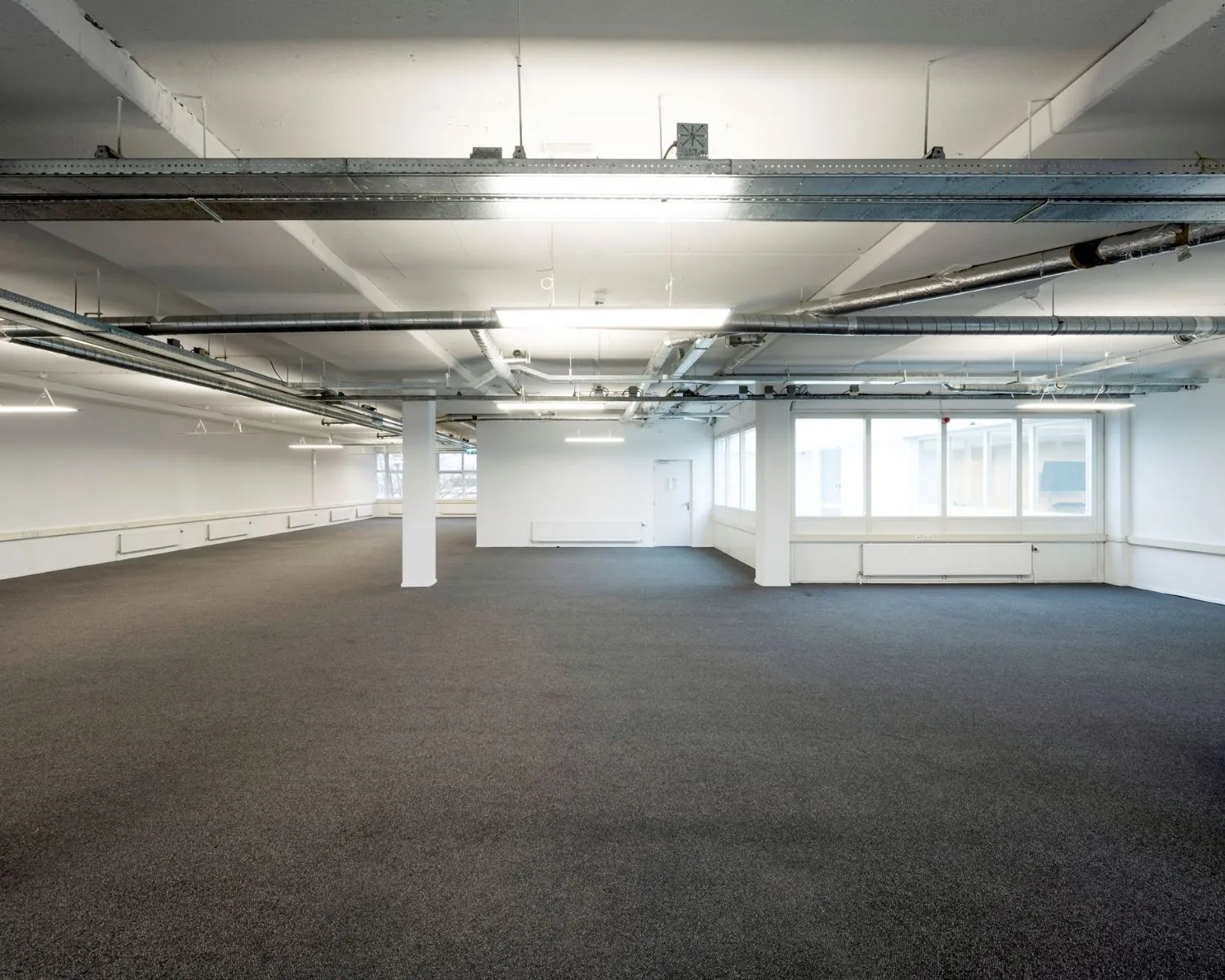 Ruime, leegstaande kantoorruimte met systeemplafond en grote ramen aan de Gyroscoopweg 144 in Amsterdam.